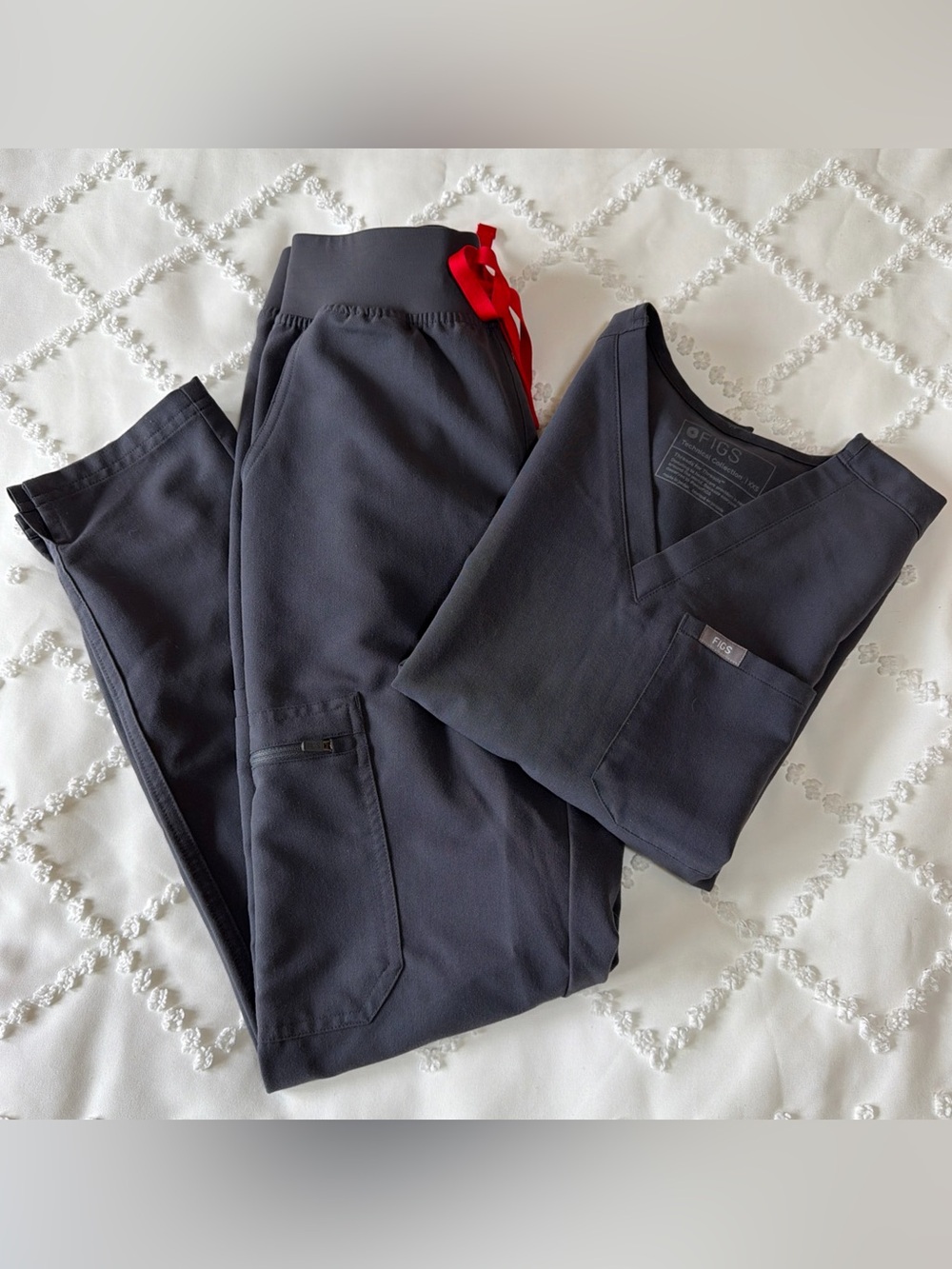 FIGS Women’s Scrub Set Gray HW Yola Slim Pants XXS/P & Catarina Petite Top XXS